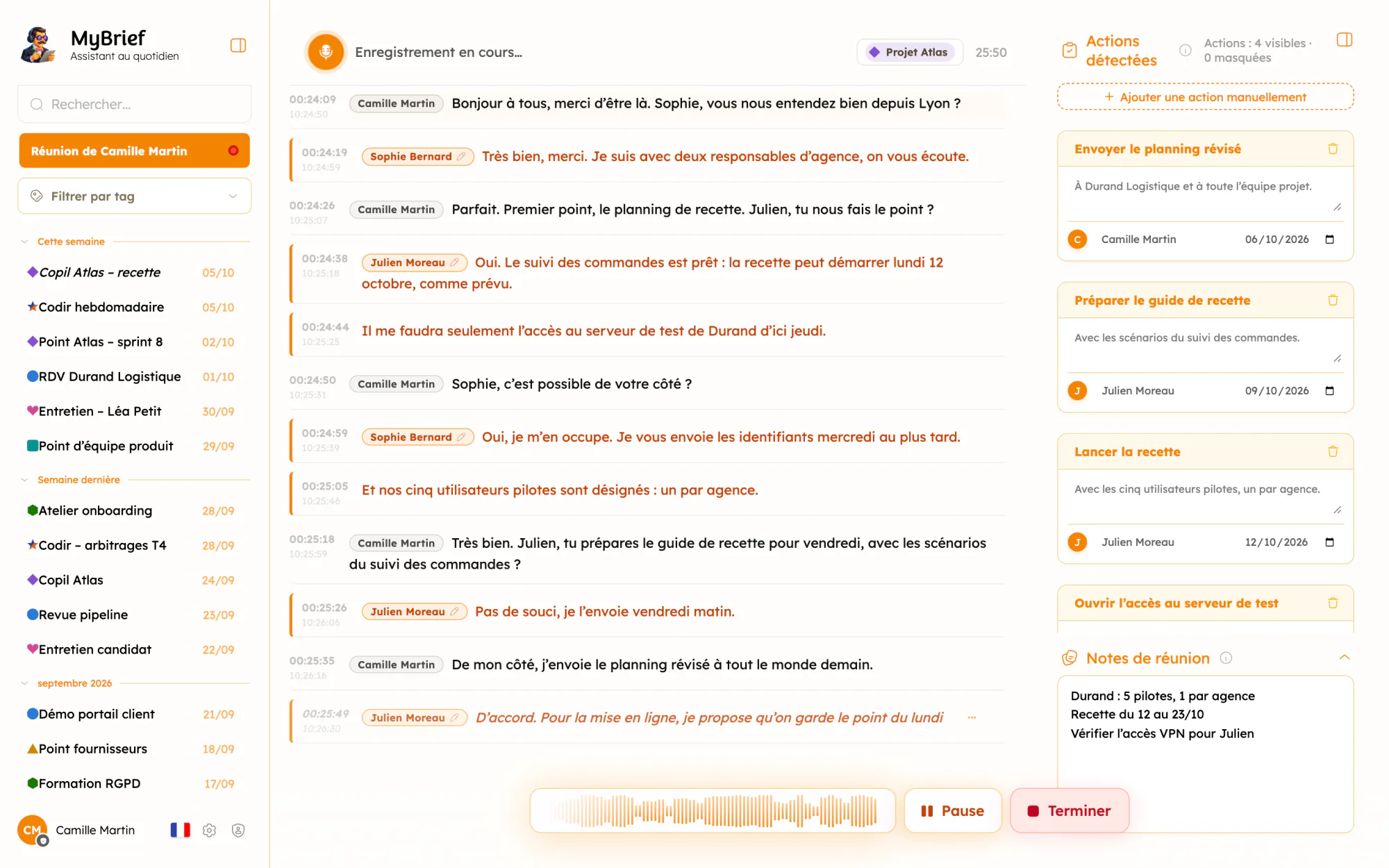 Une réunion en cours dans MyBrief : transcription en direct, voix nommées et actions détectées